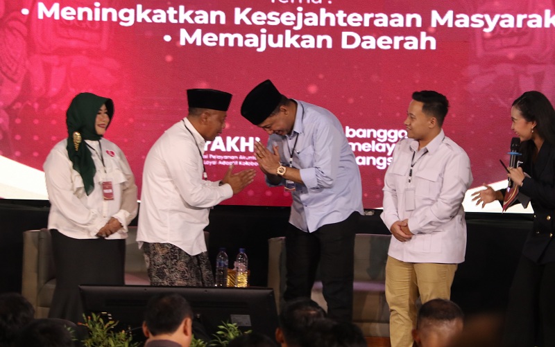 POLITIK SEHAT : Calon bupati (cabup) Ipong Muchlissoni dan Sugiri Sancoko didampingi calon wakil bupati (cawabup) masing-masing saatmengikuti debatpublik perdana Pilkada Ponorogo, Rabu (23/10) lalu.