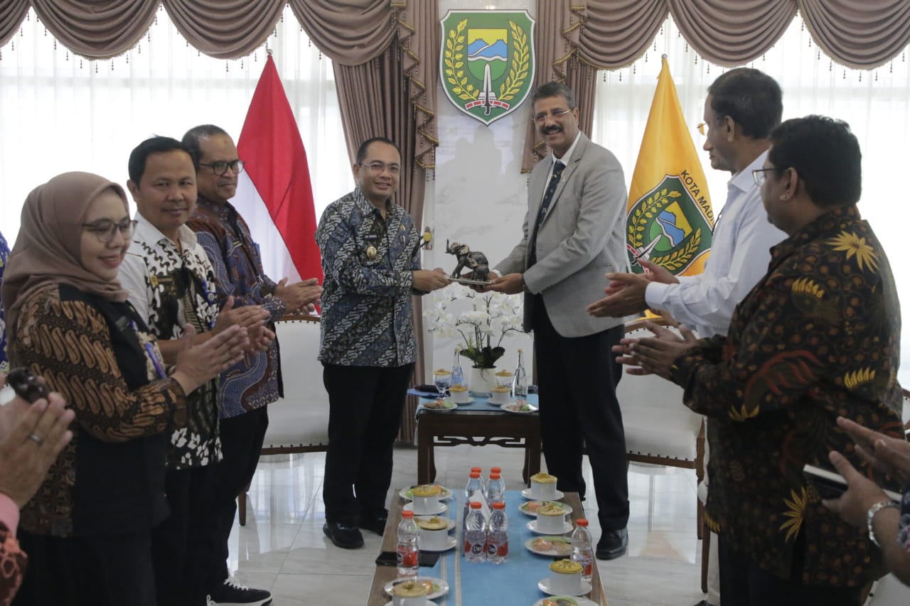 TATAP MUKA: Perwakilan Konsulat Jenderal India di Surabaya berikut para investor bertemu dengan Pj Wali Kota Madiun Eddy Supriyanto di rumah dinas, Jumat (25/10). (DISKOMINFO/JAWA POS RADAR MADIUN)