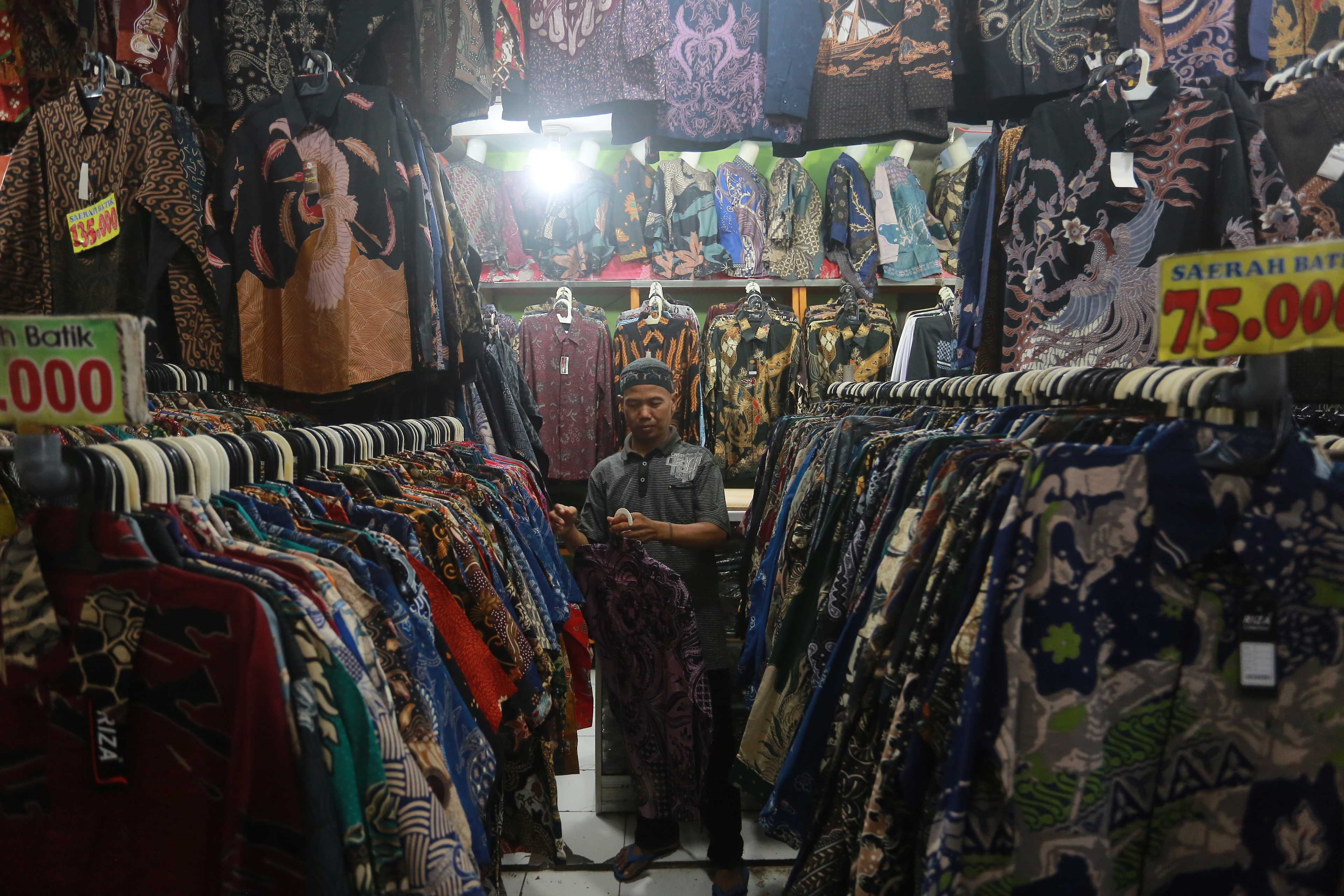 SEPI: Aktivitas perdagangan di lantai dua Pasar Besar Madiun (PBM) kemarin. (BAGAS BIMANTARA/RADAR MADIUN)