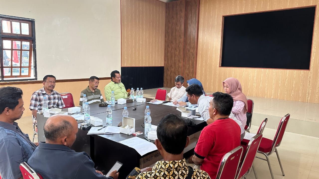 PENDAMPINGAN: Tim PKM UINSA Surabaya melakukan pendampingan penyusunan RKP Desa di Ngrayun, Ponorogo.
