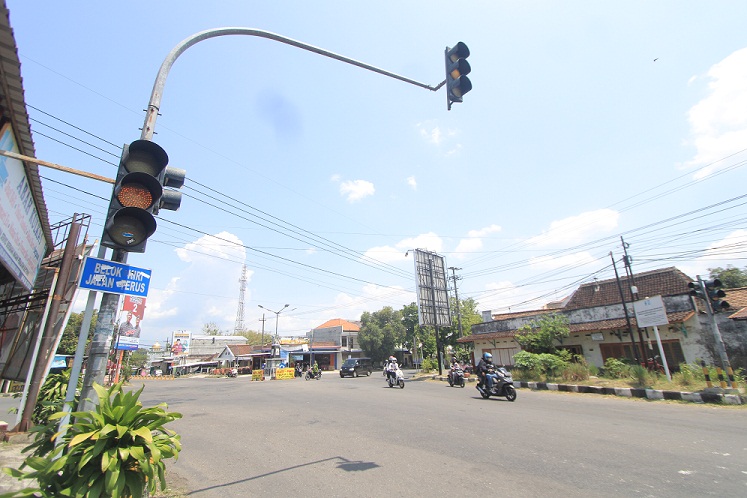 ORA FUNGSI:  Lampu bangjo neng prapatan tlatah Kecamatan Kawedanan, Kabupaten Magetan.  (DOKUMEN/RADAR MADIUN)