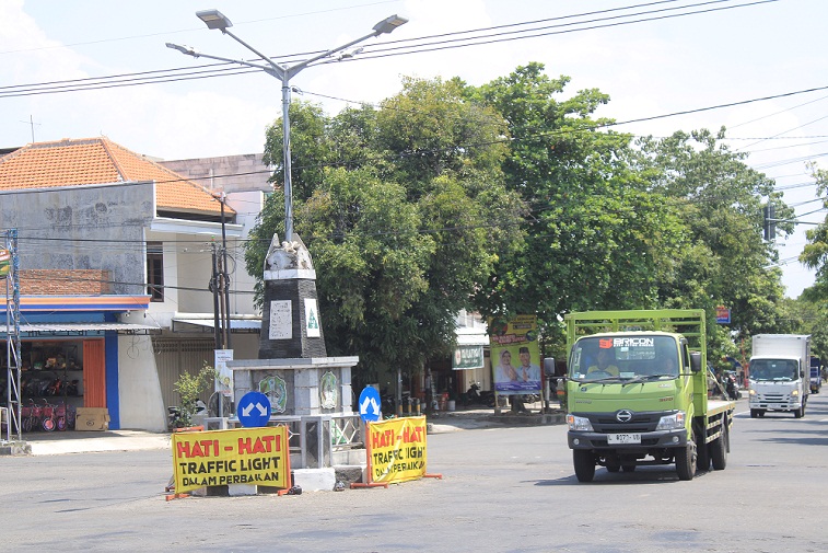 SAWETARA: Dishub Kabupaten Magetan masang banner ing tengah prapatan Kecamatan Kawedanan. (DOKUMEN/RADAR MADIUN)