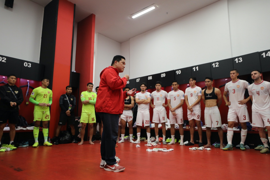Ketum PSSI di ruang ganti pemain Timnas Indonesia.