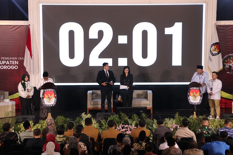 LANCAR: Cabup Ipong Muchlissoni dan Sugiri Sancoko adu gagasan dalam debat perdana Rabu (23/10) lalu.