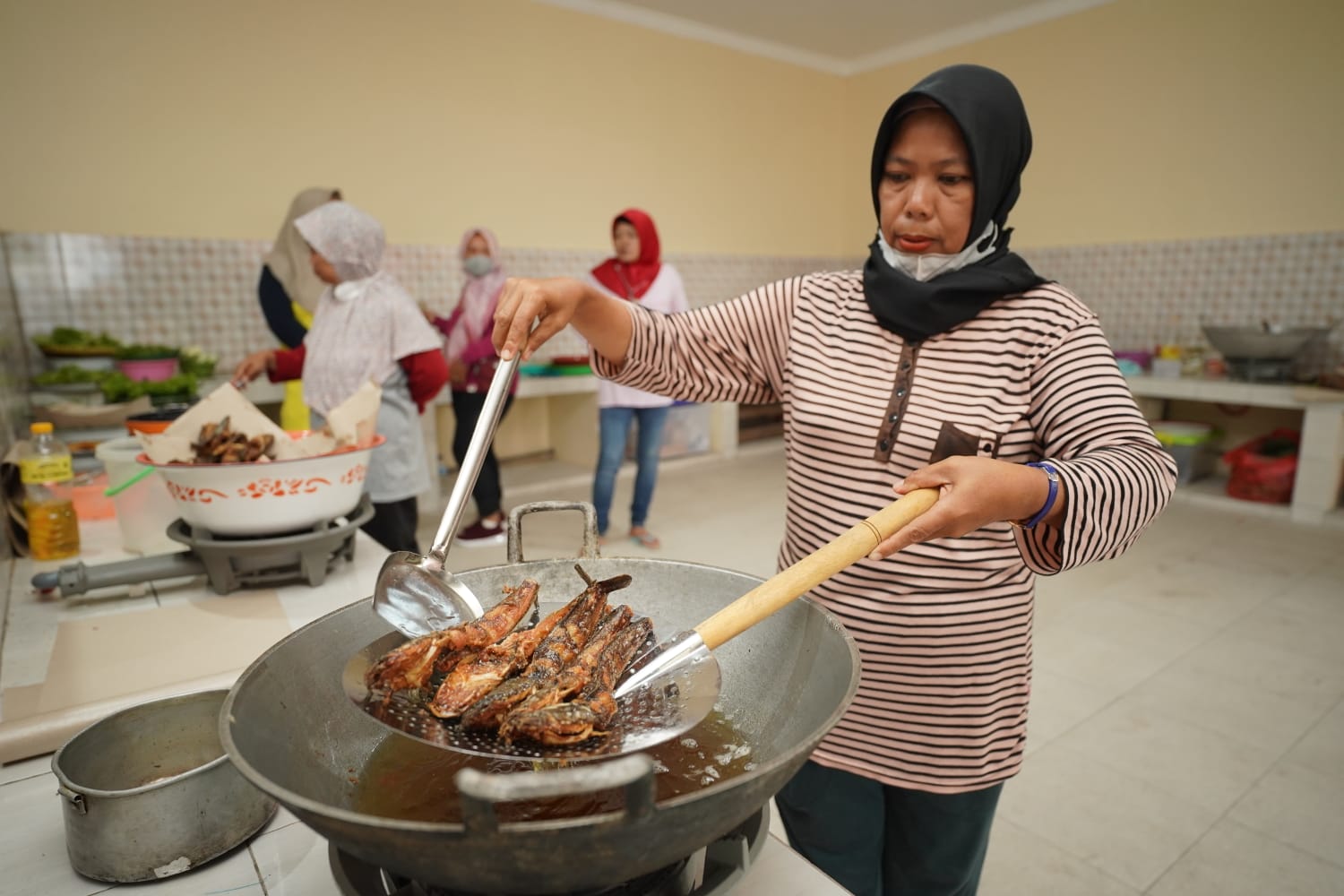 TEMPAT PEMBUANGAN AKHIR: Sejumlah warga sekitar TPA Winongo memanfaatkan gas metan sebagai bahan bakar. (BAGAS BIMANTARA/JAWA POS RADAR&nbsp; MADIUN)