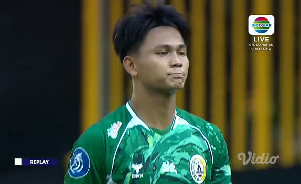 Ekspresi penyesalan Hokky Caraka usai gagal memanfaatkan peluang.