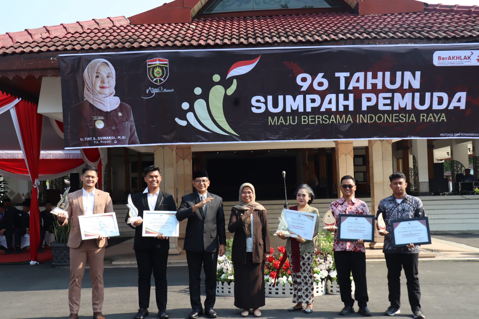 APRESIASI: Sekda Ngawi Mokh. Sodiq Triwidiyanto dan Kepala Disparpora Wiwn Purwaningsih foto bersama pemuda pelopor Ngawi 2024.
