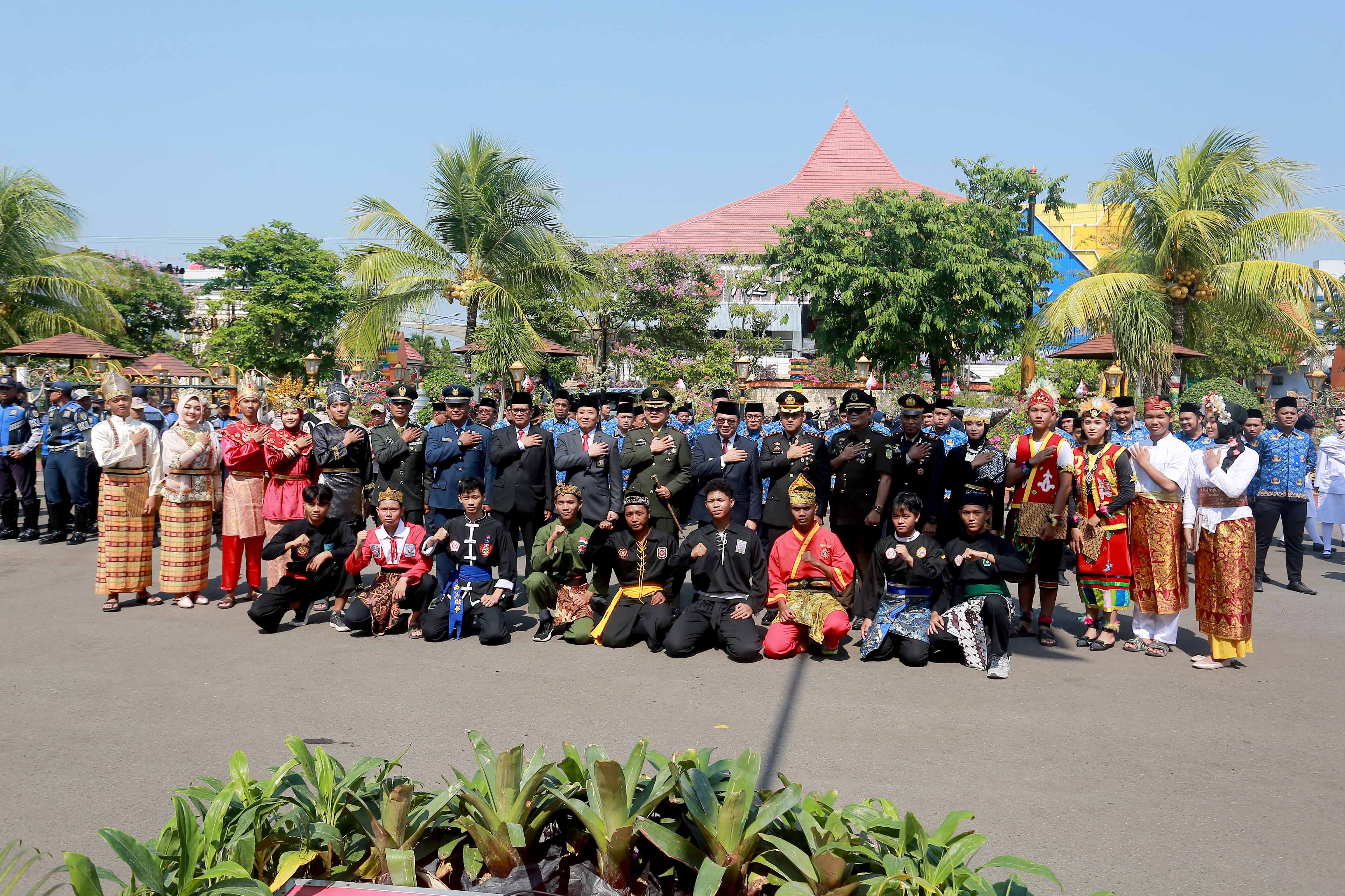 UPACARA: Peringatan Hari Sumpah Pemuda Ke-96 di Balai Kota Madiun kemarin (28/10). (BAGAS BIMANTARA/RADAR MADIUN)