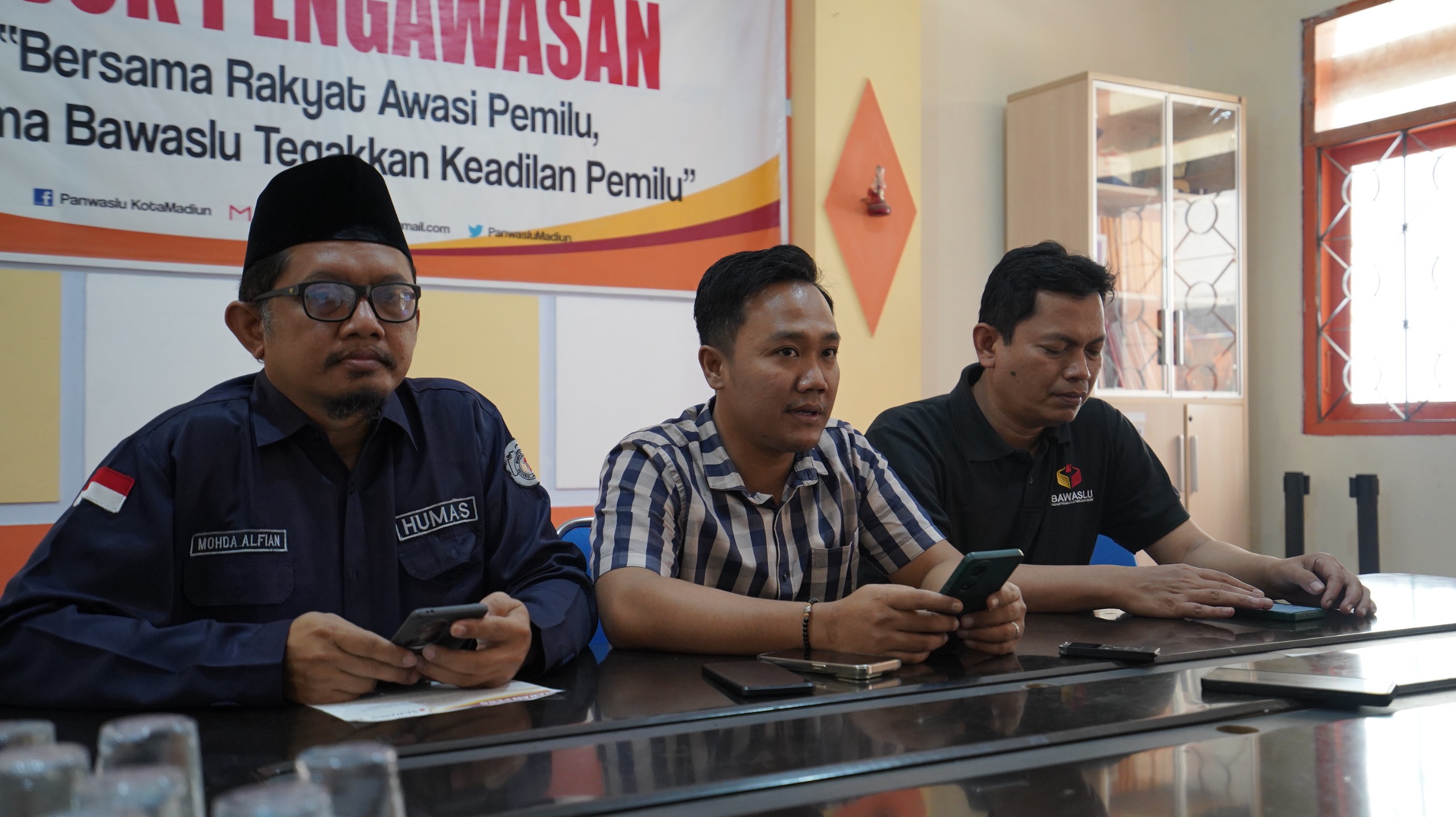ANGKAT BICARA: Para komisioner Bawaslu Kota Madiun bereaksi menanggapi aksi demo Forum Masyarakat Bersama.&nbsp;(ANGGIYAN BAYU/RADAR MADIUN)