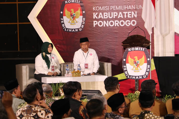LANJUTKAN: Cabup nomor urut 02 Sugiri Sancoko dan Lisdyarita meyakinkan bahwa pembangunan MRMP merupakan upaya pelestarian reog pada debat perdana lalu.