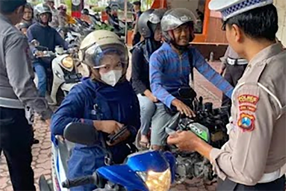 TERTIB LALIN: Petugas Satlantas Polres Pacitan memeriksa kelengkapan pengendara dalam Operasi Zebra Semeru.&nbsp;(NUR CAHYONO/JAWA POS RADAR MADIUN)