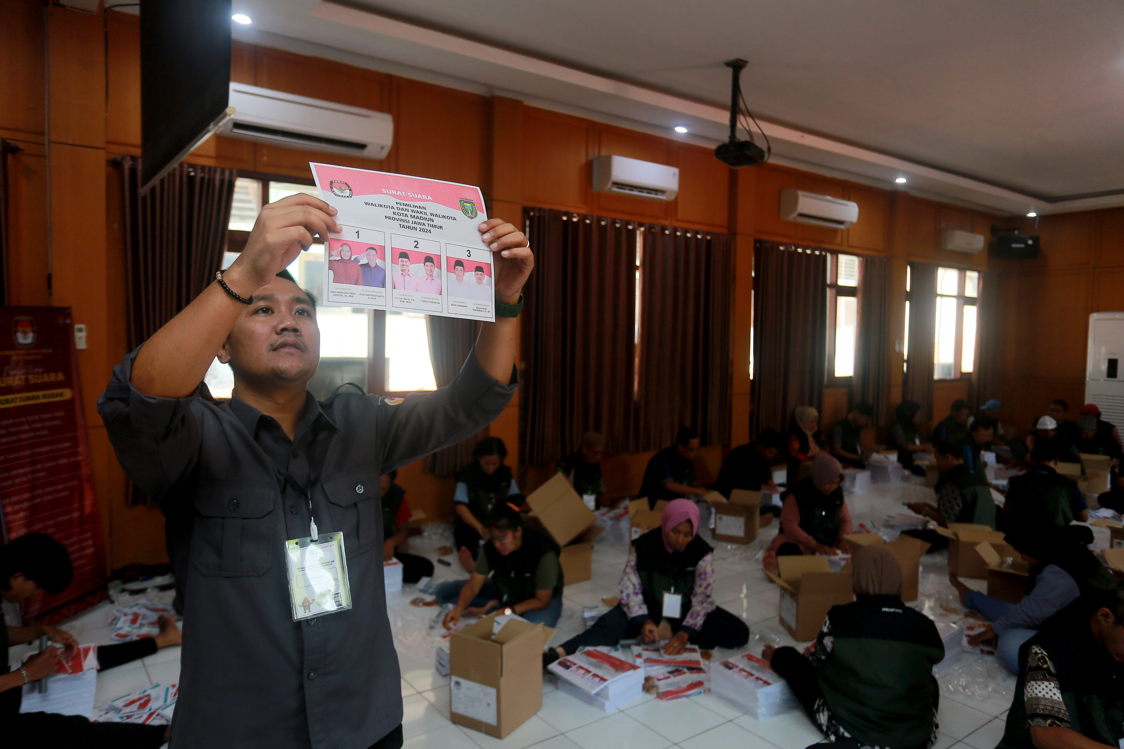 PENGAWASAN: Bawaslu Kota Madiun kemarin mengecek surat suara coblosan wali kota.&nbsp;(BAGAS BIMANTARA/RADAR MADIUN)