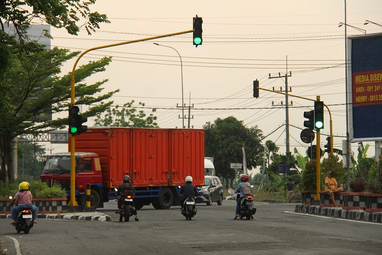 ILUSTRASI: Salah siji lampu bangjo ing dalan protokol neng tlatah Kabupaten Ngawi iki tanpa CCTV. (DOKUMEN/RADAR MADIUN)
