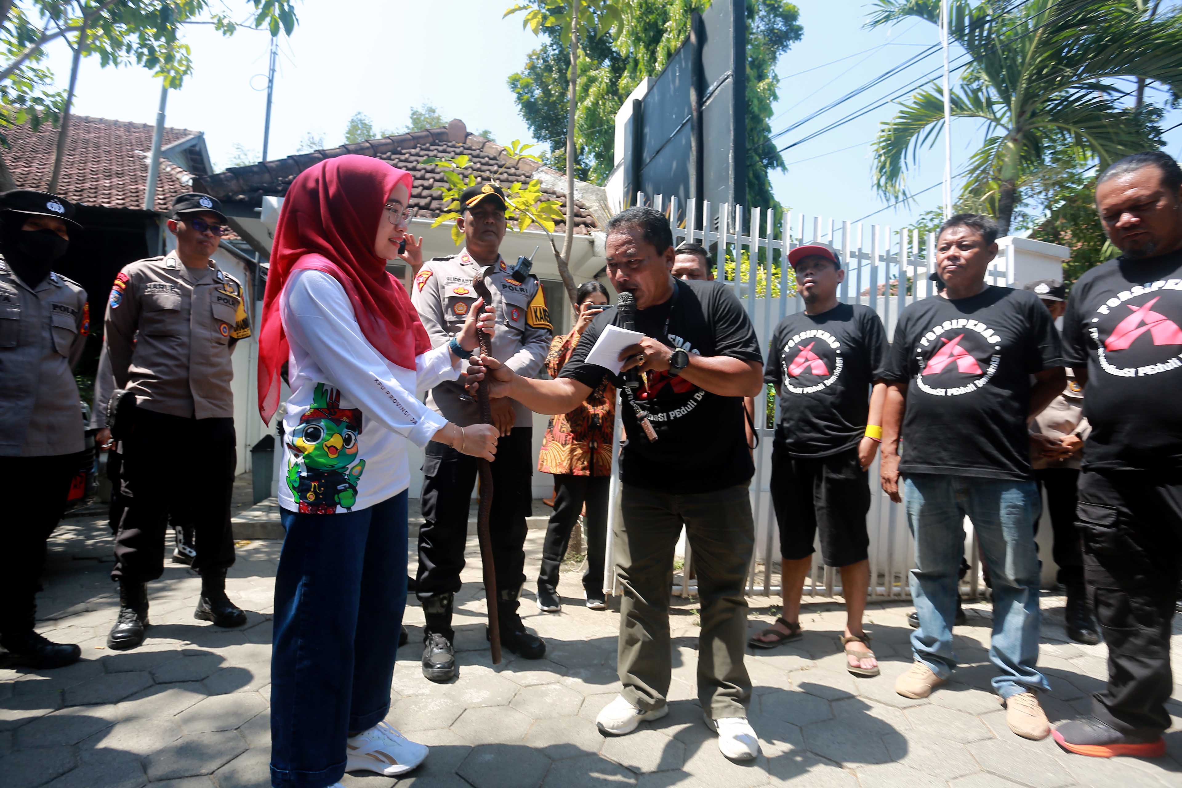 SUARAKAN ASPIRASI: Belasan orang yang tergabung dalam Forsipedas menggelar unjuk rasa di kantor KPU dan Bawaslu Kota Madiun, Selasa (29/10).&nbsp;(BAGAS BIMANTARA/RADAR MADIUN)