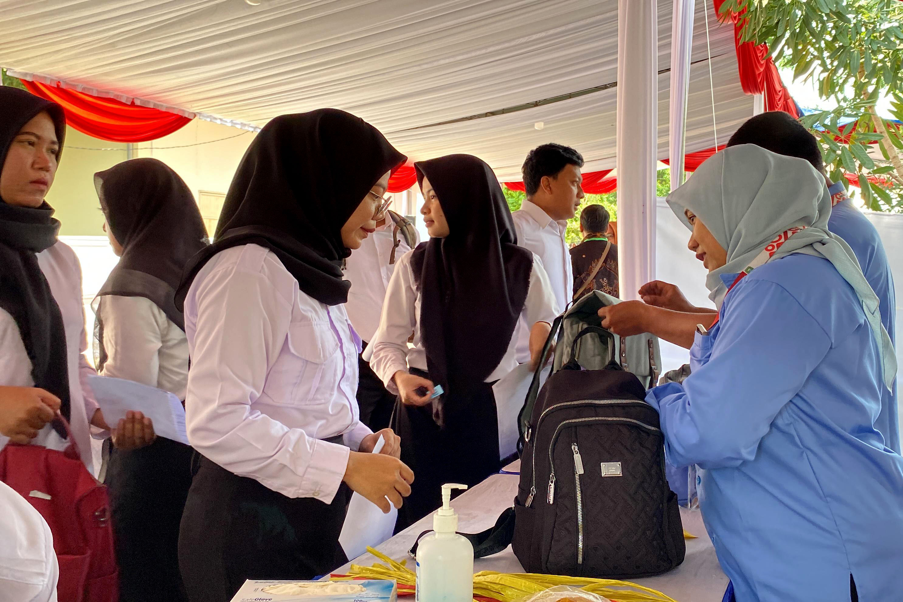 TERTIB: Ribuan CPNS Pemkab Madiun menjalani tes SKD di Asrama Haji, Kota Madiun 28-29 Oktober. Sebelum mengikuti tes, peserta juga menjalani pemeriksaan ketat.&nbsp;(DIAN RAHAYU/RADAR MADIUN)