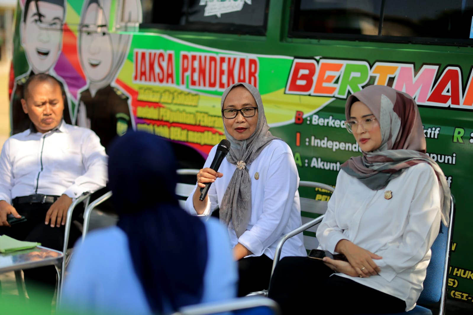 JEMPUT BOLA: Sejumlah petugas memberikan pelayanan kepada masyarakat di tempat umum. (BAGAS BIMANTARA/RADAR MADIUN)