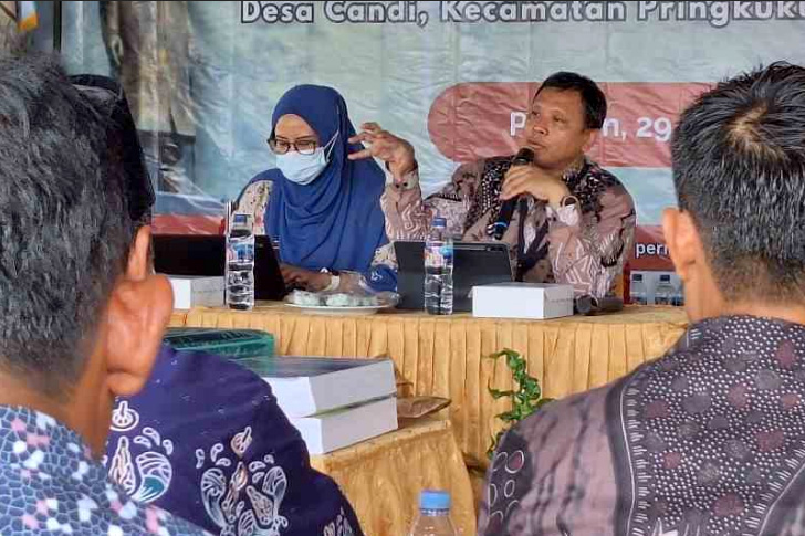 TURUN GUNUNG: Koordinator Program Desa Antikorupsi KPK Andhika Widiarto (kanan) saat uji petik di Desa Candi, Pringkuku, Pacitan.&nbsp;(NUR CAHYONO/RADAR MADIUN)