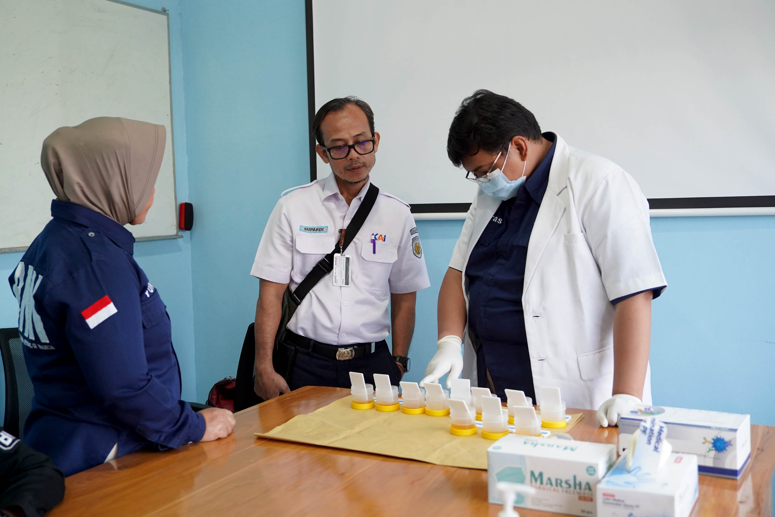 MENDADAK: Petugas BNN menggelar pemeriksaan urine terhadap awak KA dan petugas PT KAI Daop 7 Madiun, Rabu kemarin (30/10).&nbsp;(PT KAI DAOP 7 MADIUN)