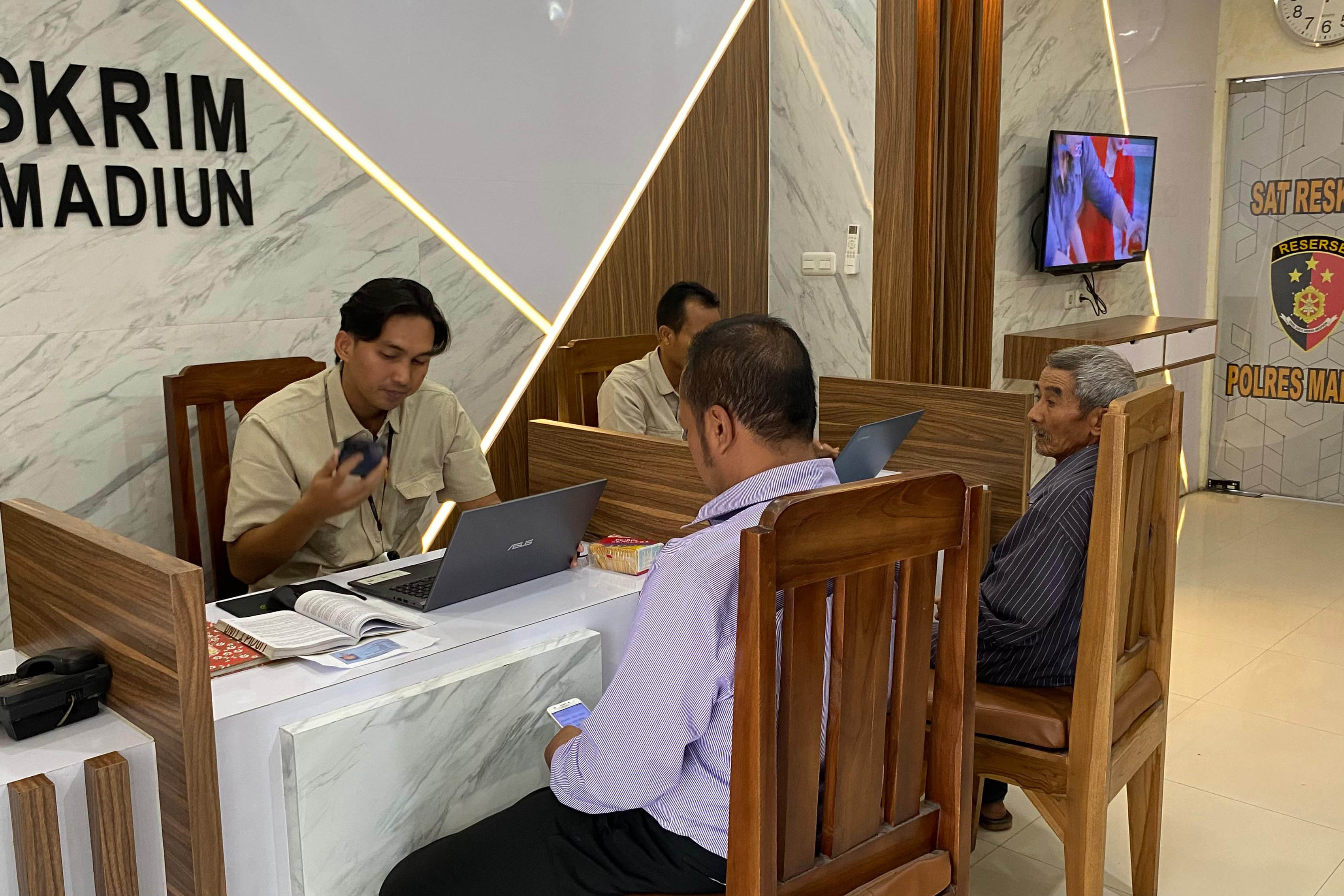 BUAT LAPORAN: Warga Bodag pemilik tanah makam membuat laporan atas aksi perusakan makam ke Polres Madiun, Selasa (29/10) lalu.&nbsp;(DIAN RAHAYU/RADAR MADIUN)