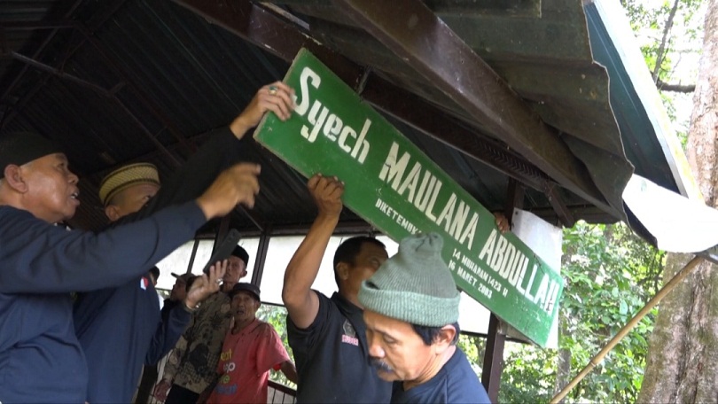 DIANGGEP PALSU: Anggota PWI LS nyoplok plang lan mbongkar makam ing Desa Bodag, Kecamatan Kare, Kabupaten Madiun. (DOKUMEN/RADAR MADIUN)