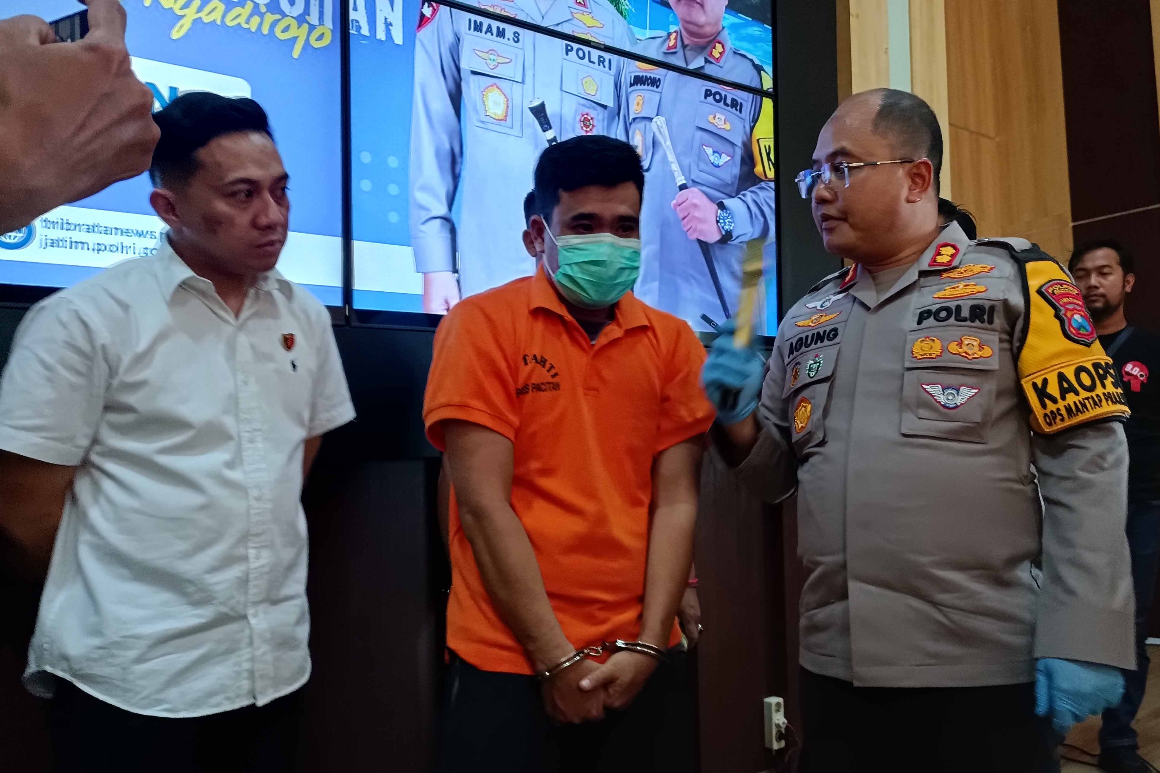 TEREKAM CCTV: Kpolres Pacitan AKBP Agung Nugroho merilis penangkapan tersangka pencurian, Rabu (30/10).&nbsp;(NUR CAHYONO/RADAR MADIUN)