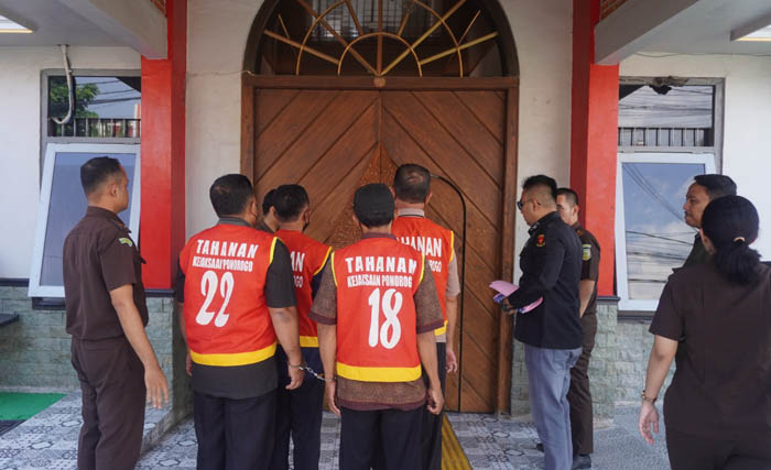 PENAHANAN: Petugas Kejari Ponorogo menggelandang empat kasun Desa Sawoo yang jadi tersangka dugaan korupsi modus pungli surat segel tanah ke Rutan Kelas IIB Ponorogo beberapa waktu lalu.