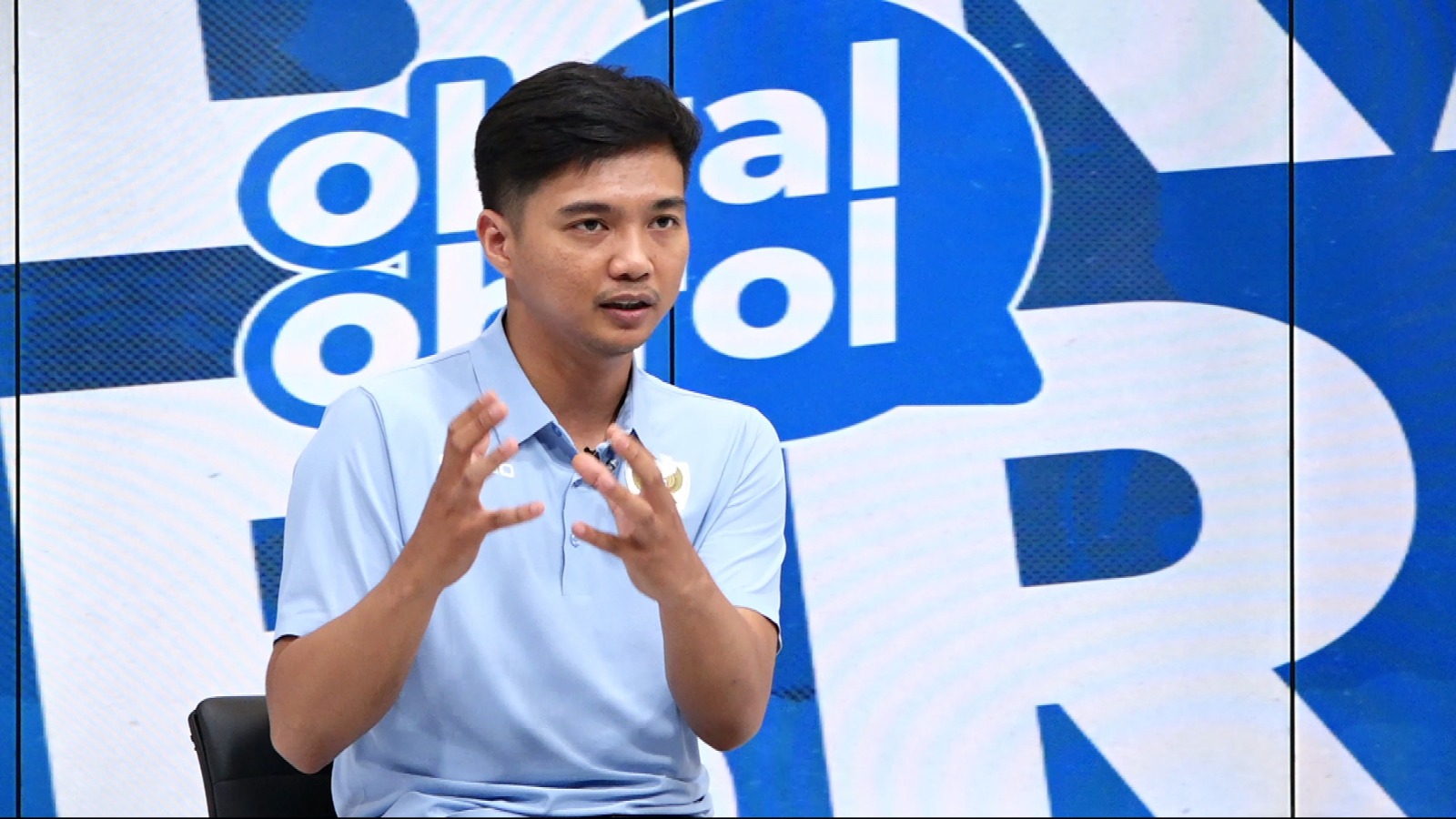 JUARA DUNIA: Ichsan Rahmat Taufiq, juara FIFAe World Cup Football Manager 2024 pertama asal Indonesia. (TEGAR RUKMANA/RADAR MADIUN)