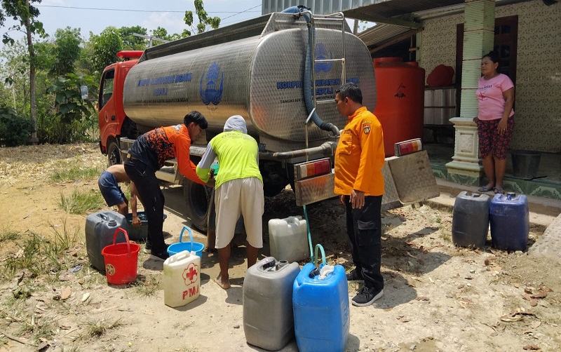 GILIRAN: BPBD Kabupaten Ngawi isih rutin nyalurake bantuan air bersih ing desa-desa sing kena dampak kekeringan ekstrem. (DOKUMEN/RADAR MADIUN)