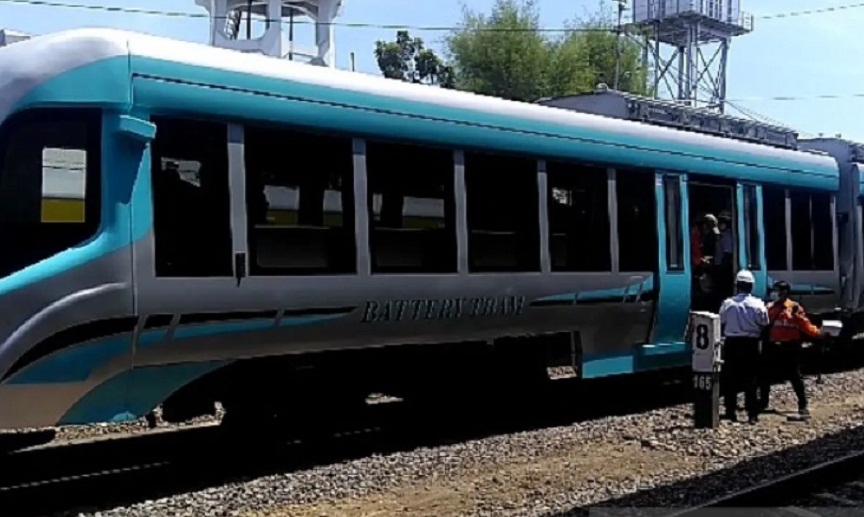 ILUSTRASI: Prototipe trem baterai nalika diuji coba ing jalur KA neng Stasiun Madiun taun 2020 kepungkur. (ANTARANEWS)