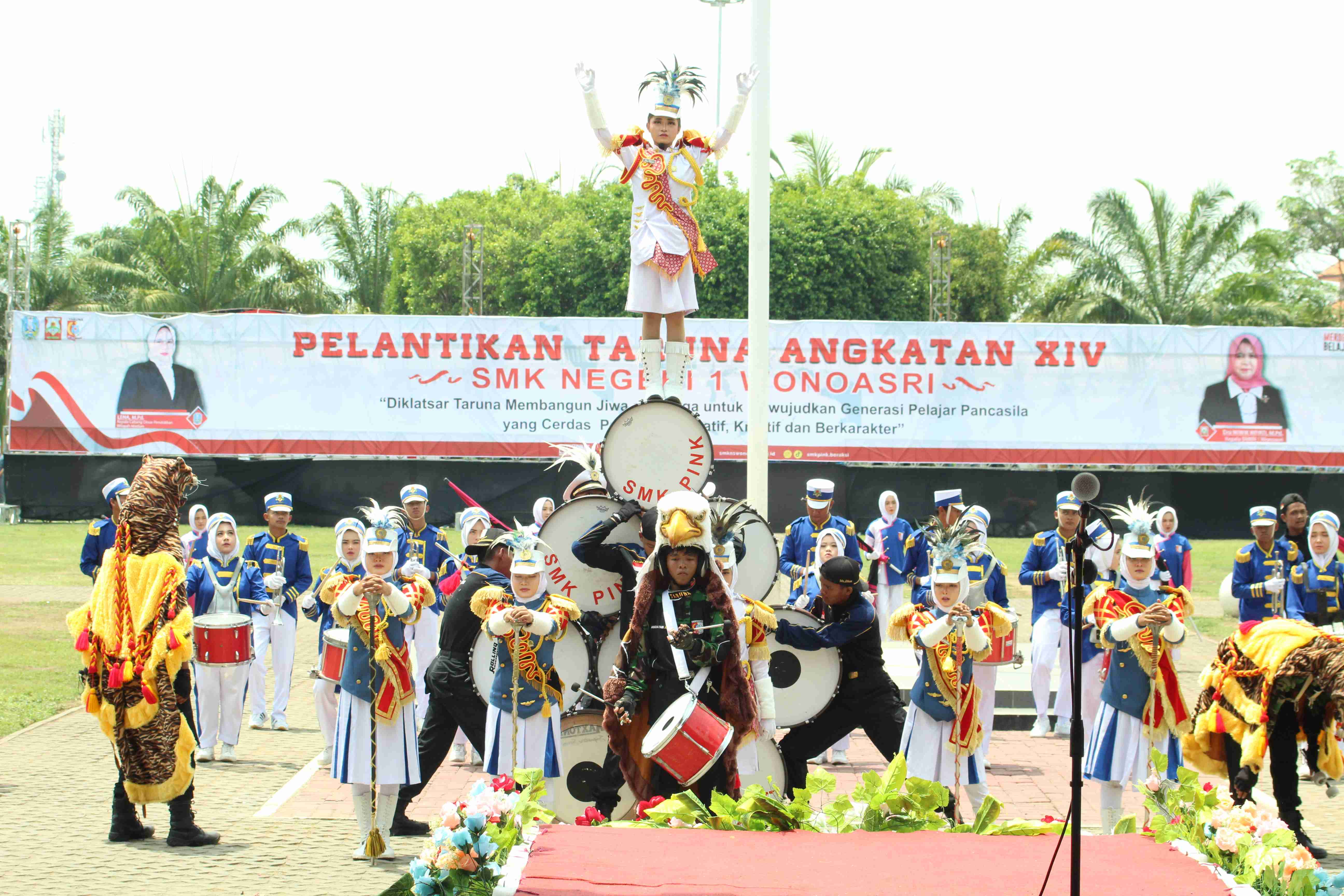 SPEKTAKULER: Para taruna-taruni SMKN 1 Wonoasri angkatan XIV saat menampilkan berbagai atraksi mengagumkan.&nbsp;(ABRIANTO WIBOWO/RADAR MADIUN)