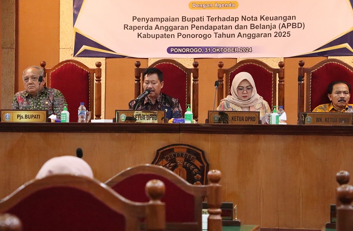 PROYEKSI: Pjs Bupati Ponorogo Joko Irianto mengikuti rapat paripurna penyampaian nota keuangan Raperda APBD 2025 di Gedung DPRD Ponorogo, Kamis (31/10).