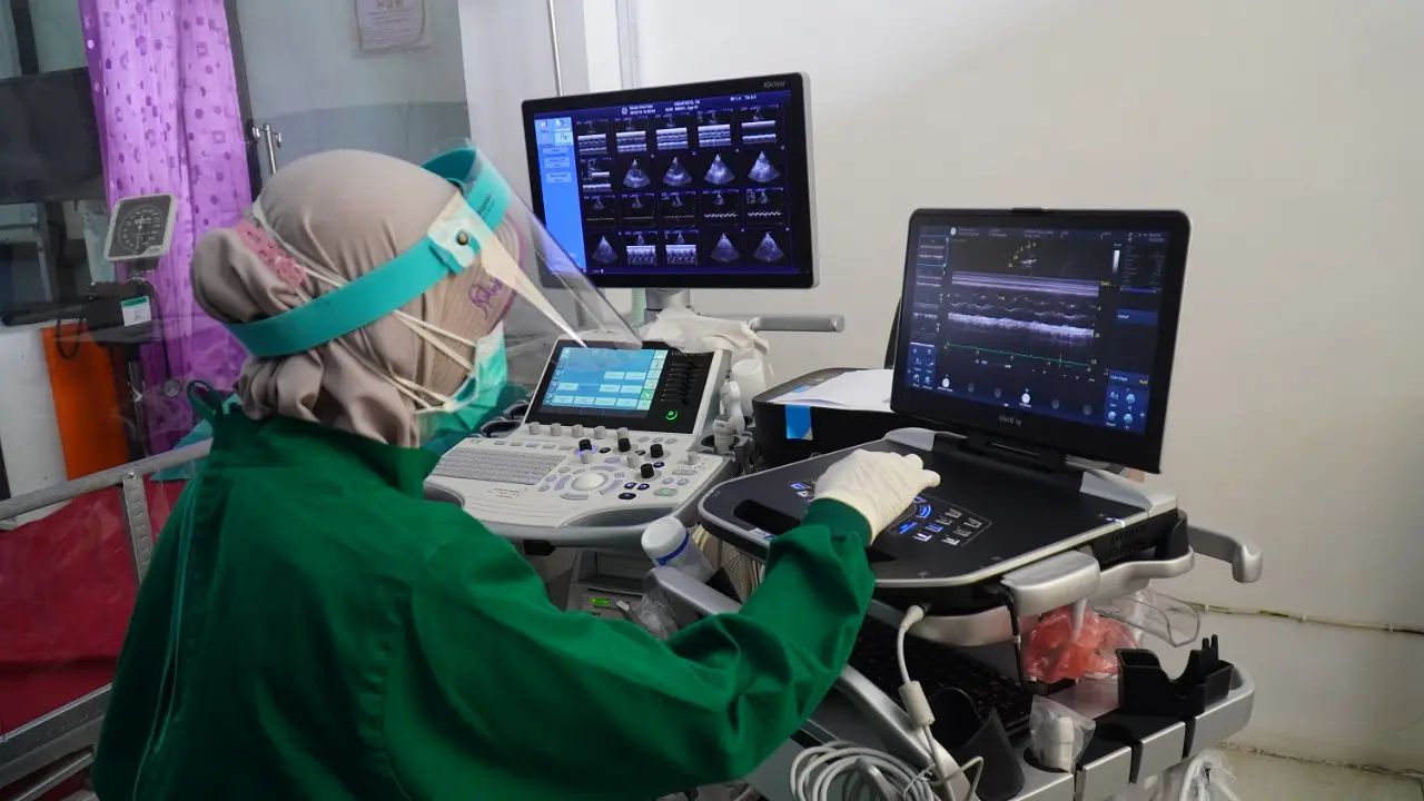 ILUSTRASI: Tenaga kesehatan ing poli jantung RSUD dr Darsono Pacitan ngoperasekake piranti elektronik. (DOKUMEN/RADAR MADIUN)