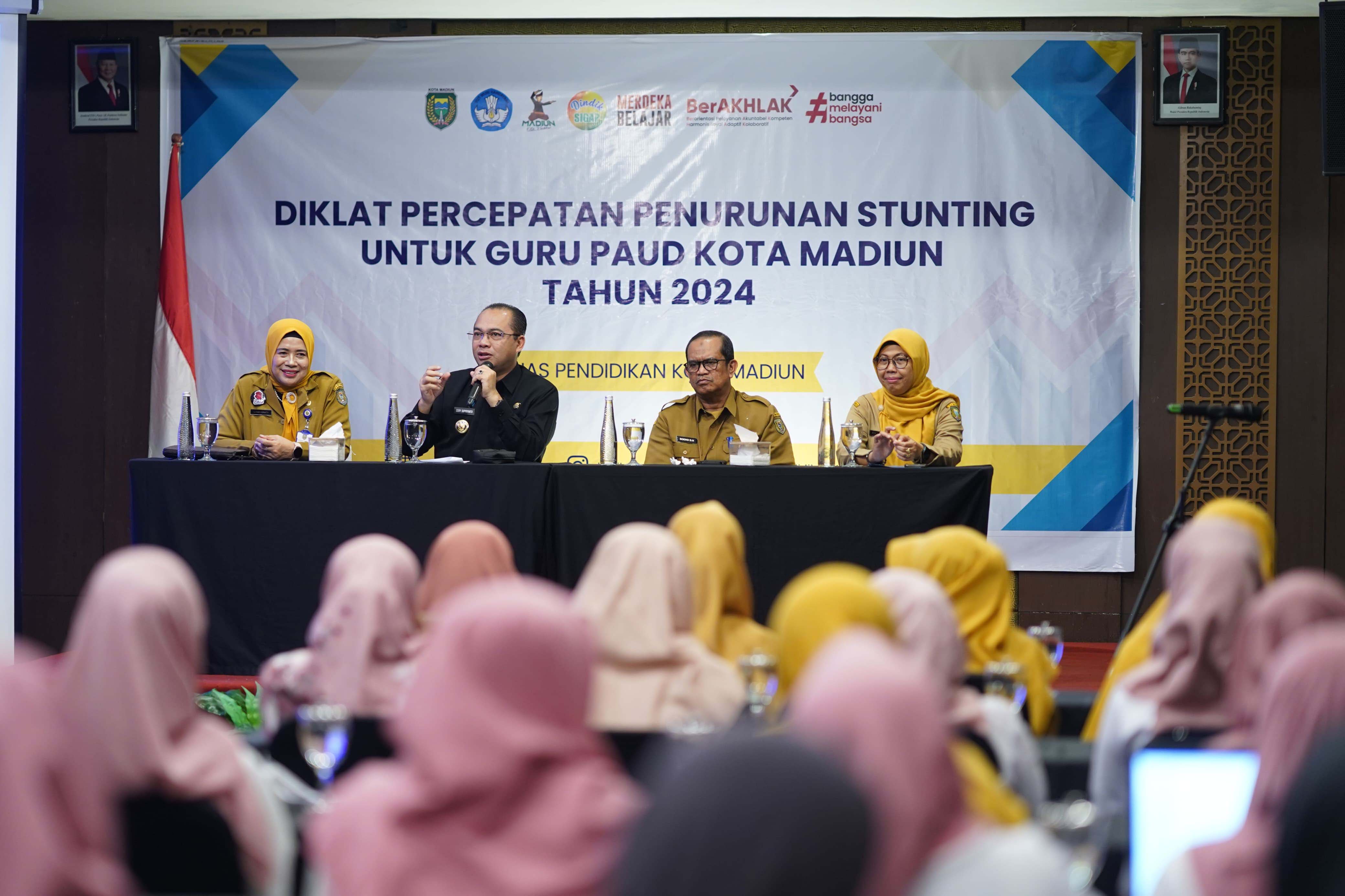 ATENSI: Pj Wali Kota Madiun memberikan bimbingan teknis kepada para guru PAUD terkait pencegahan stunting kemarin (4/11). (DISKOMINFO KOTA MADIUN)