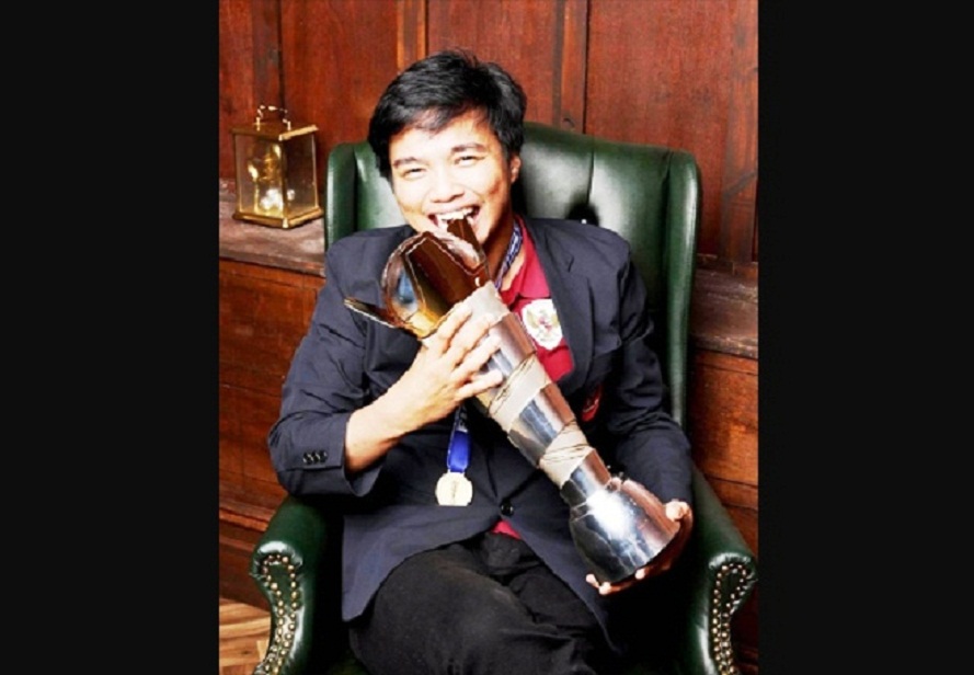 BANGGA: Ichsan Rahmat Taufiq lan piala dunia FIFAe World Cup Football Manager 2024. (DOKPRI/ICHSAN RT)