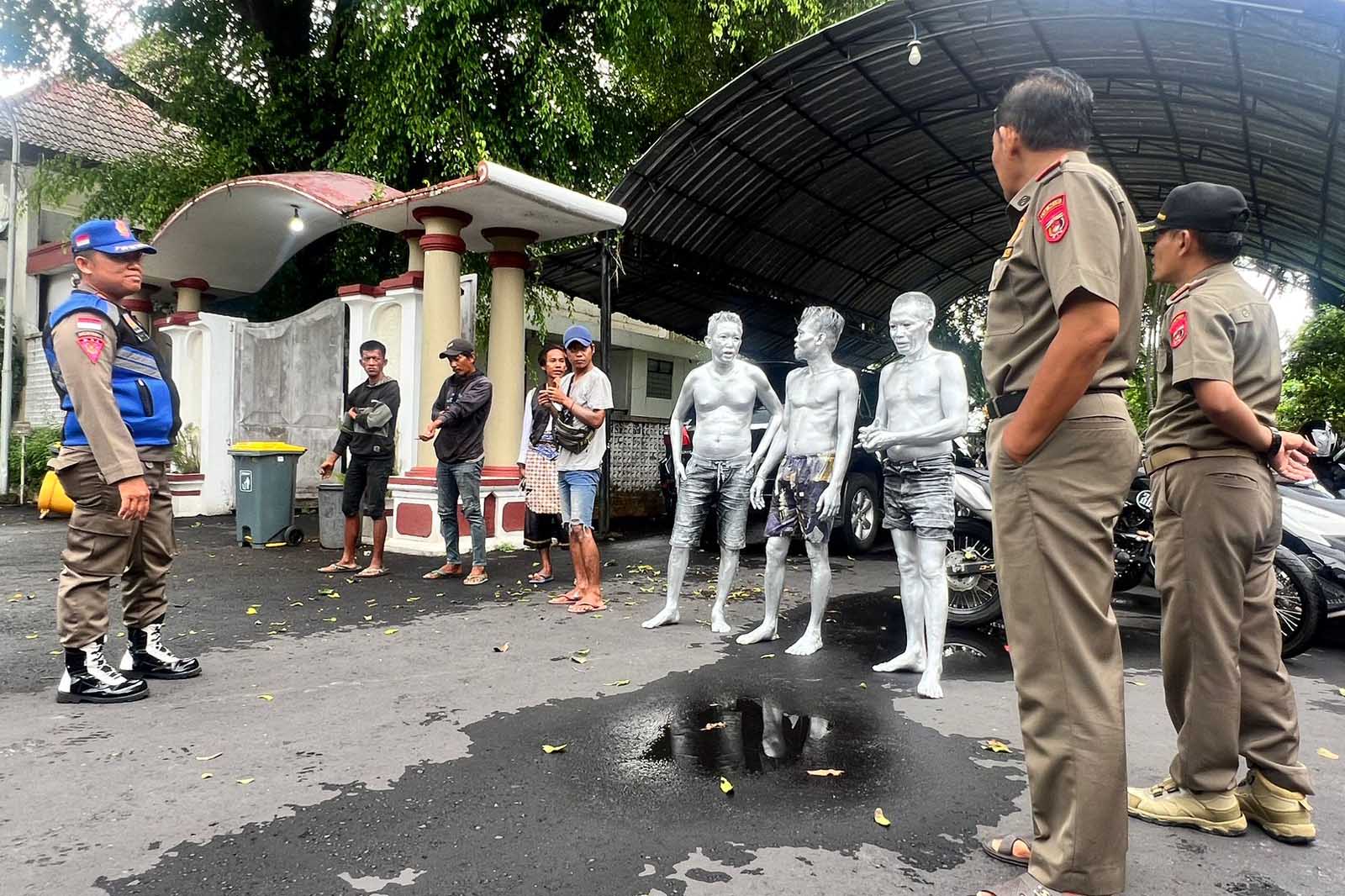 HASIL PATROLI: Petugas Satpol PP Ngawi menindak tiga manusia silver dan sejumlah anak jalanan (anjal), Senin (4/11) lalu.