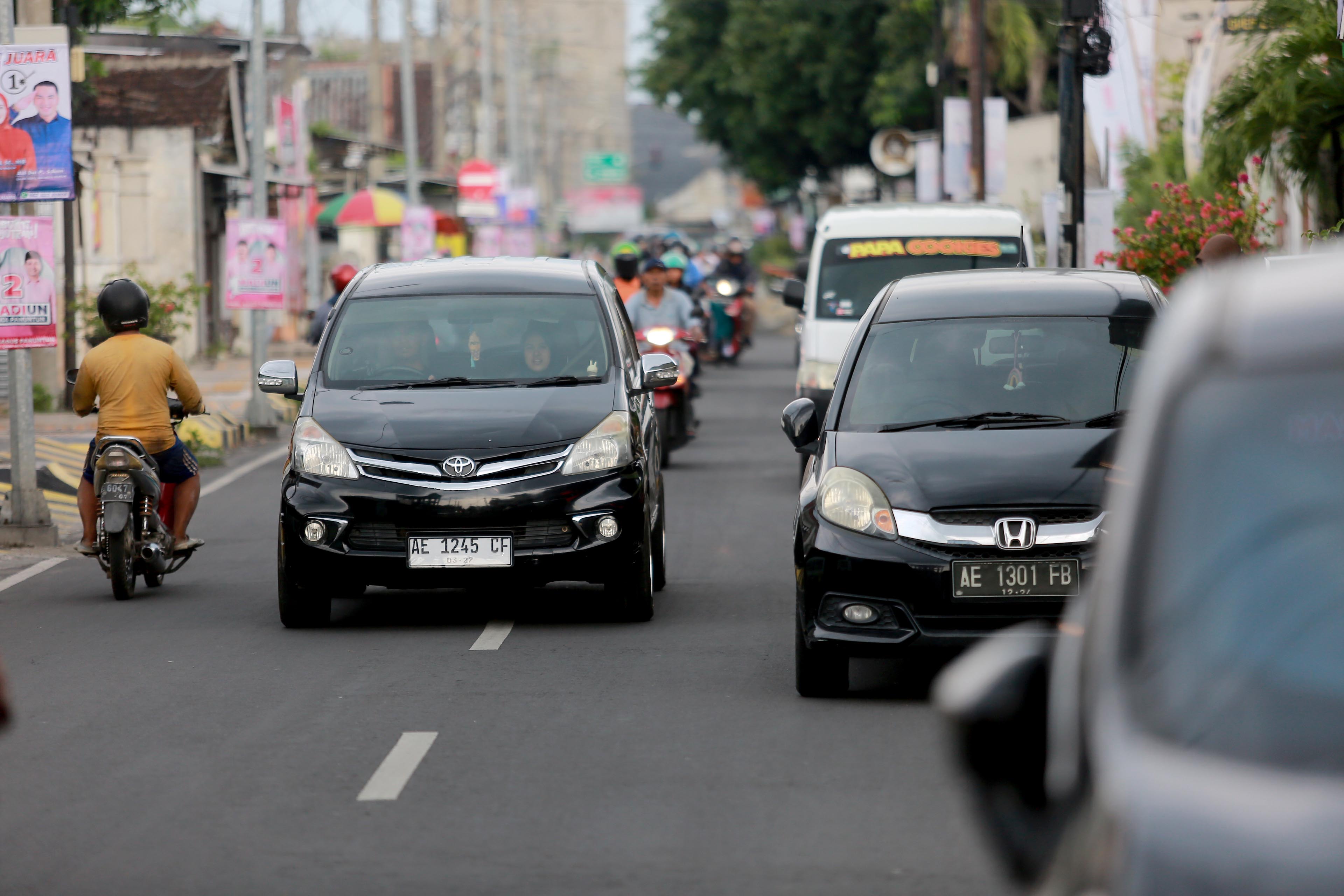 PADAT KENDARAAN: Kondisi arus lalu lintas Jalan Kapuas, Kota Madiun, sekitar pukul 15.00 kemarin.&nbsp;(BAGAS BIMANTARA/RADAR MADIUN)