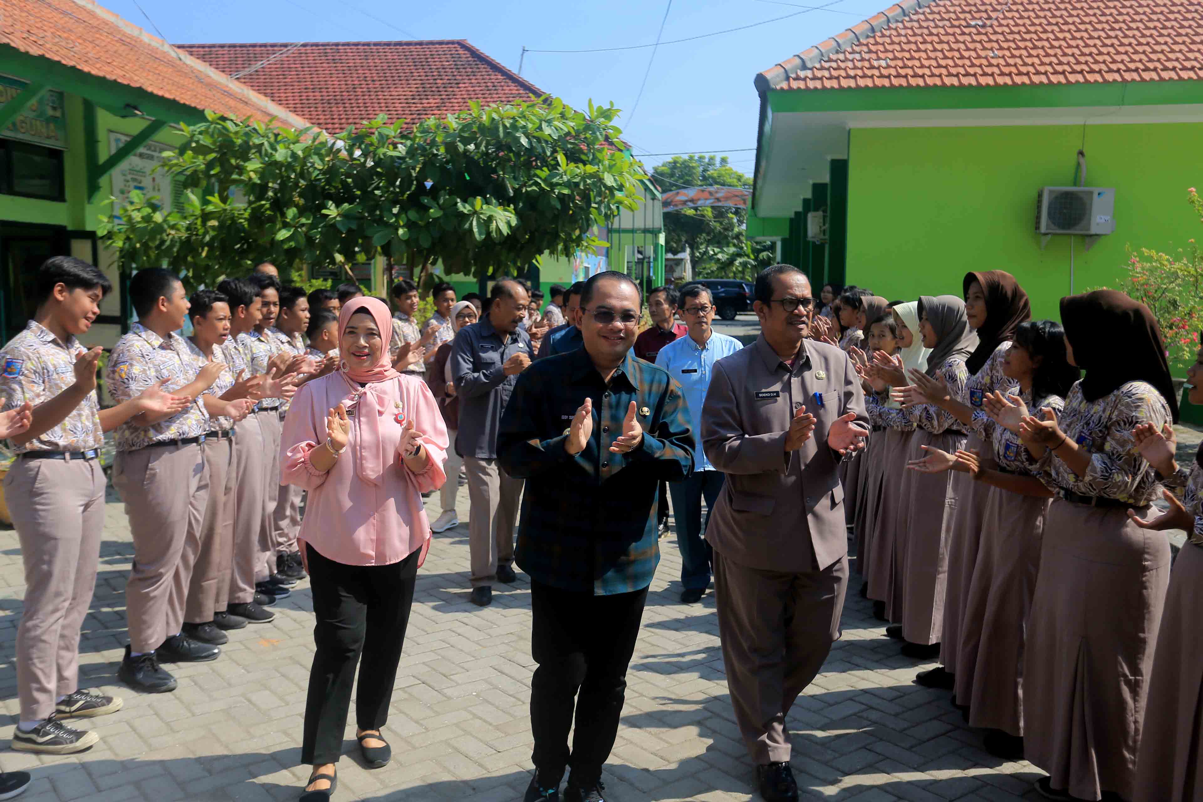 SEKOLAH KAWASAN: Pj Wali Kota Madiun Eddy Supriyanto meresmikan program kawasan integrasi antara SMPN 1, 3 dan 13 kemarin (5/11).&nbsp;(BAGAS BIMANTARA/RADAR MADIUN)