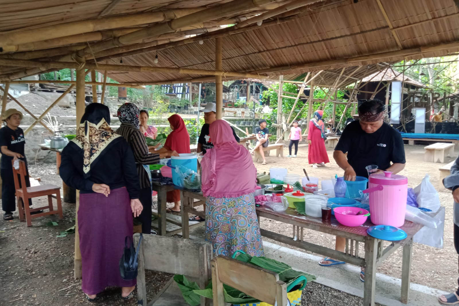 JUJUKAN PENGUNJUNG: Suasana Pasar Beling Minggu Wage di Dusun Nitikan, Desa Sukoharjo, Kecamatan Pacitan, yang memadukan sektor ekonomi dan seni budaya tradisional.&nbsp;(NUR CAHYONO/RADAR MADIUN)