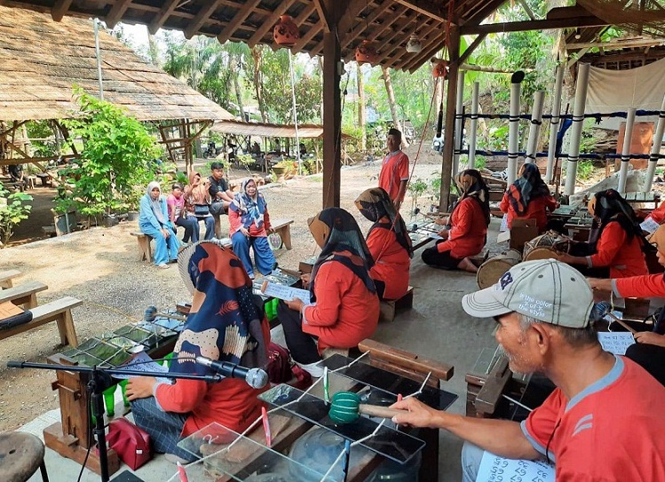 TRADISIONAL: Swasana Pasar Beling Minggu Wage ing Dusun Nitikan, Desa Sukoharjo, Pacitan. (DOKUMEN/RADAR MADIUN)
