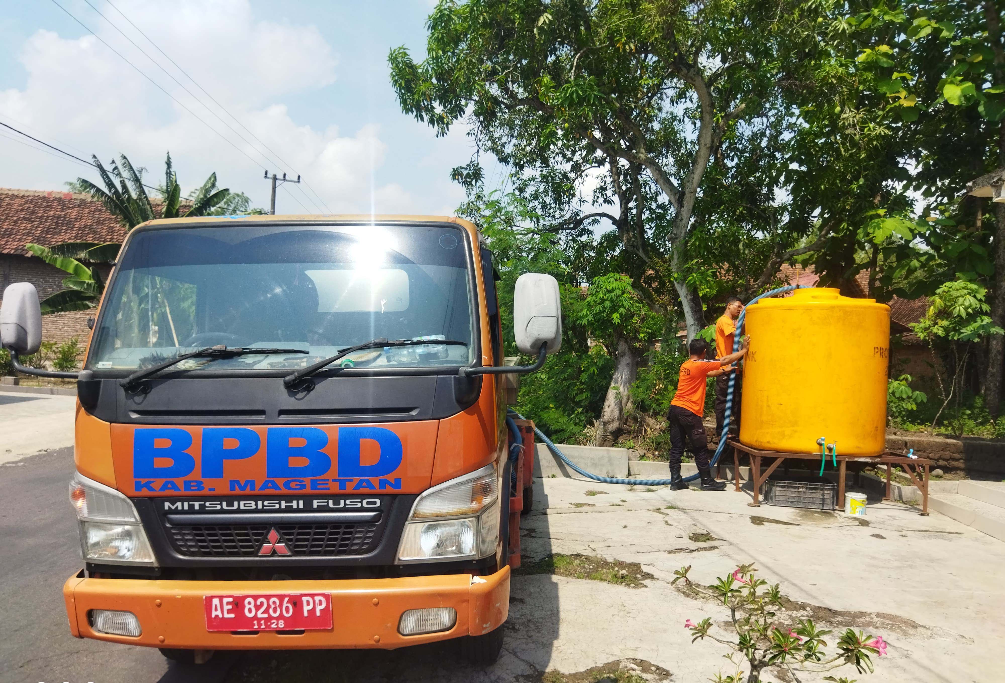 TERAKHIR: BPBD Magetan melakukan dropping air bersih terakhir pada Selasa (5/11) di Desa Kuwon, Kecamatan Karas.