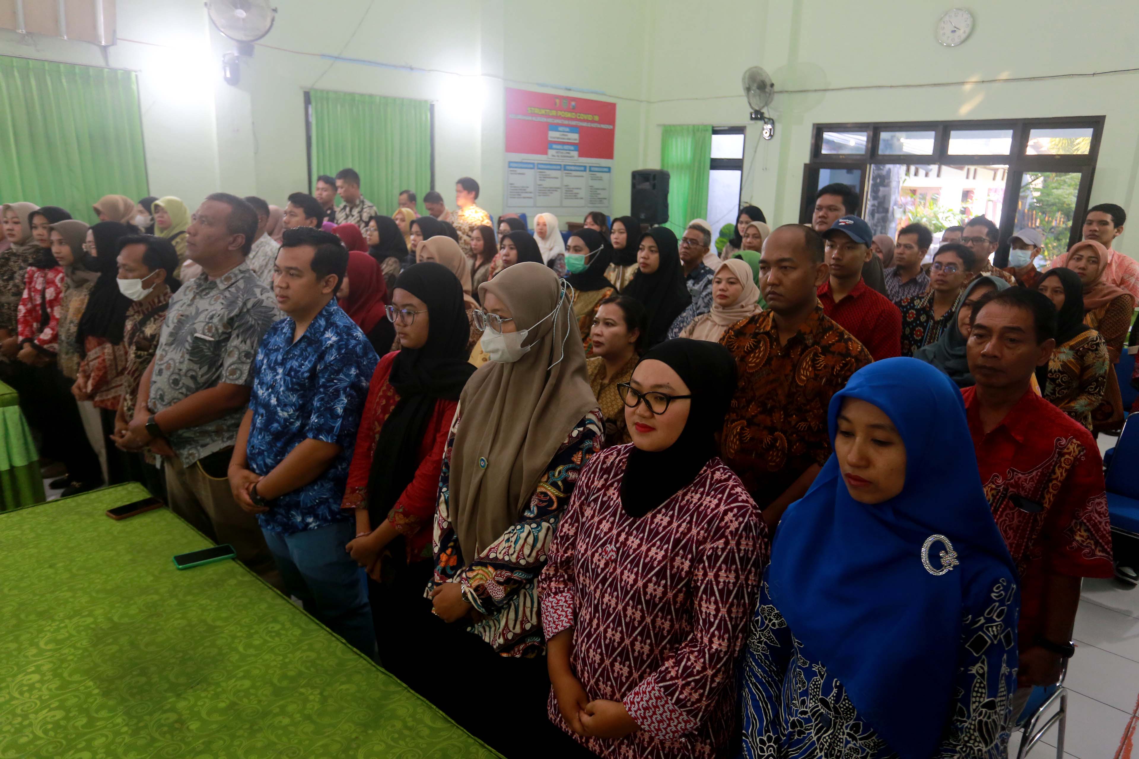 AD HOC: Para KPPS dilantik oleh KPU Kota Madiun di aula kantor Kelurahan Klegen, Kamis (7/11).&nbsp;(BAGAS BIMANTARA/RADAR MADIUN)