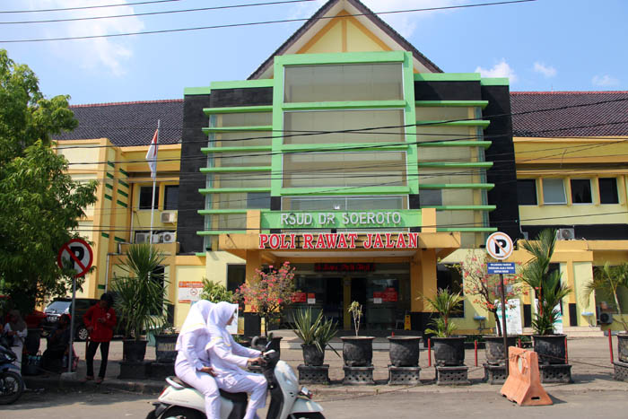 RUMAH SAKIT: Sederet rekomendasi bagi RSUD dr. Soeroto Ngawi pasca ambrolnya plafon ruang rawat jalan di lantai dua.