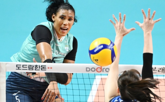 Gyselle Silva saat melakukan spike.