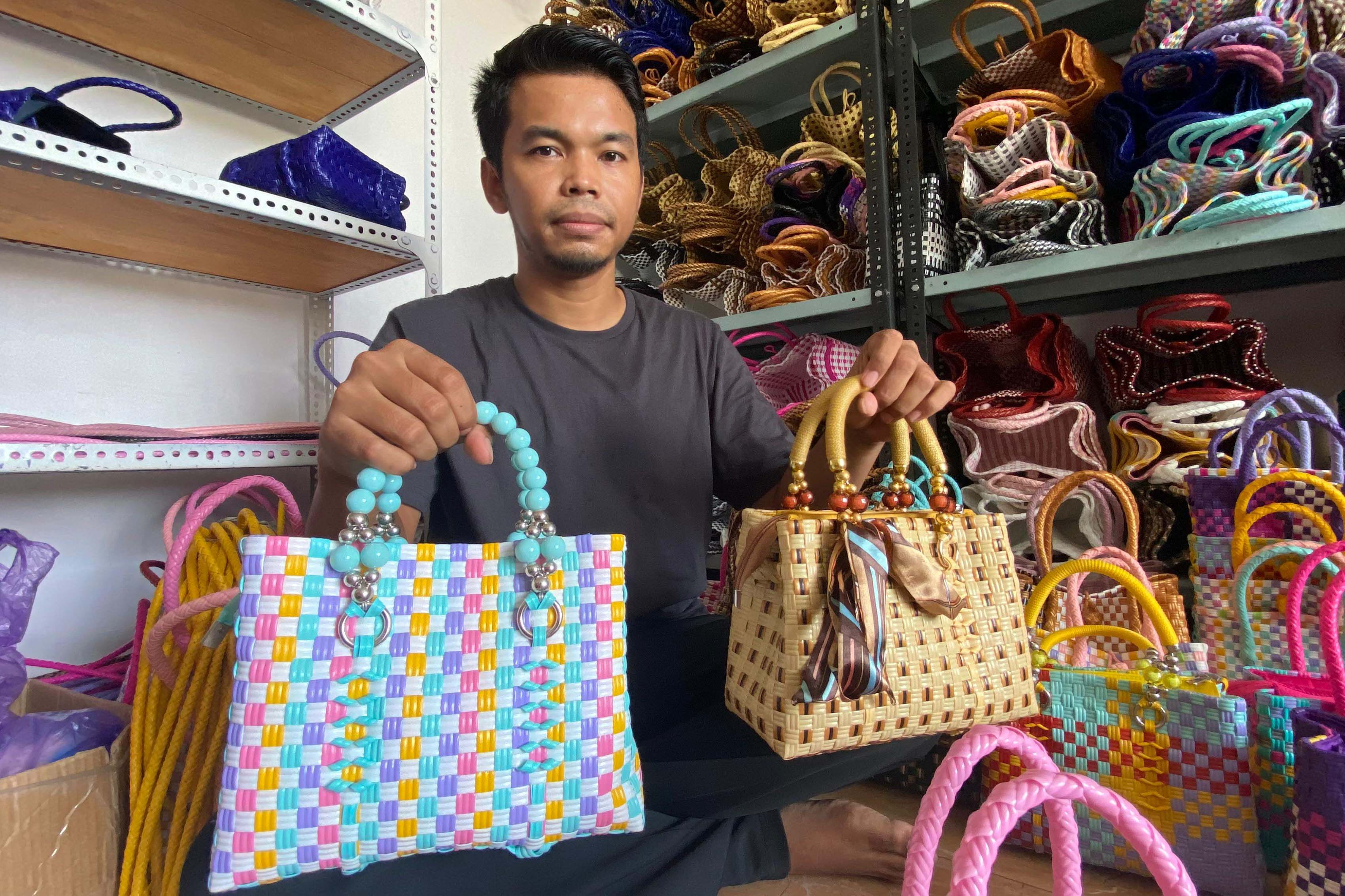 CANTIK: Rofiq menunjukkan hasil tas anyaman cantik yang diproduksinya hingga terkenal dan pelanggannya sampai mancanegara.&nbsp;(DIAN RAHAYU/RADAR MADIUN)