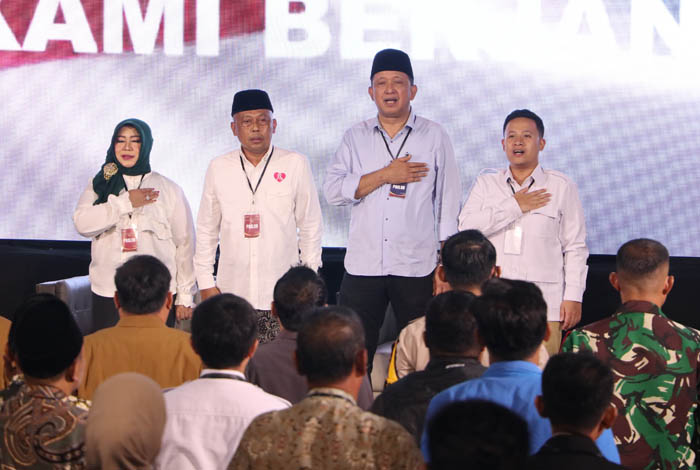 Ilustrasi Foto : Paslon Pilkada Ponorogo Ipong Muchlissoni - Segoro Luhur Kusumo Daru dan Sugiri Sancoko - Lisdyarita saat debat publik pertama.