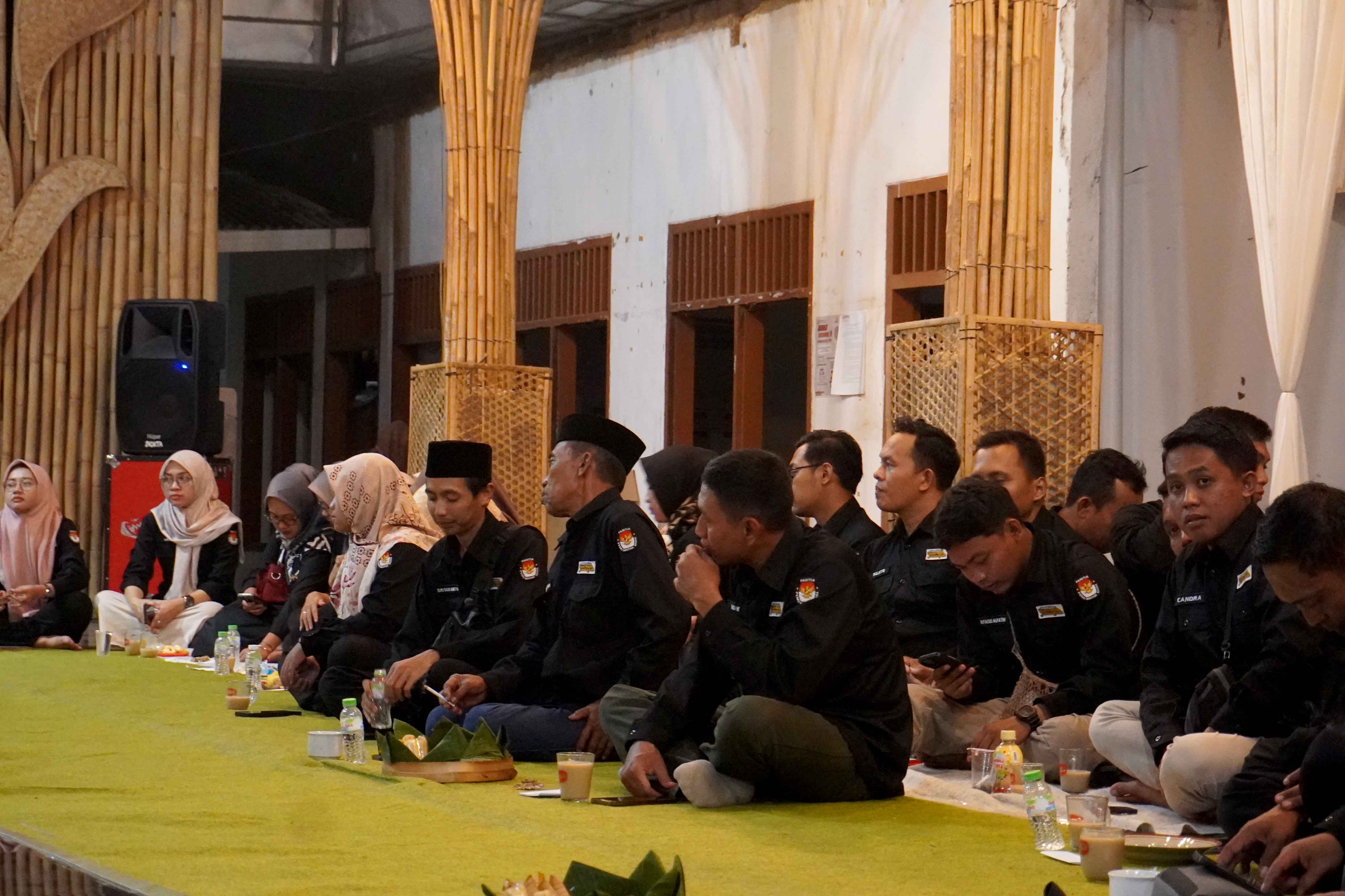 SANTAI-SERIUS: Suasana acara Ngopi Bareng Mas-Mas&rsquo;e KPU yang digelar di Kecamatan Donorojo, Rabu (6/10) lalu.&nbsp;(KPU PACITAN)