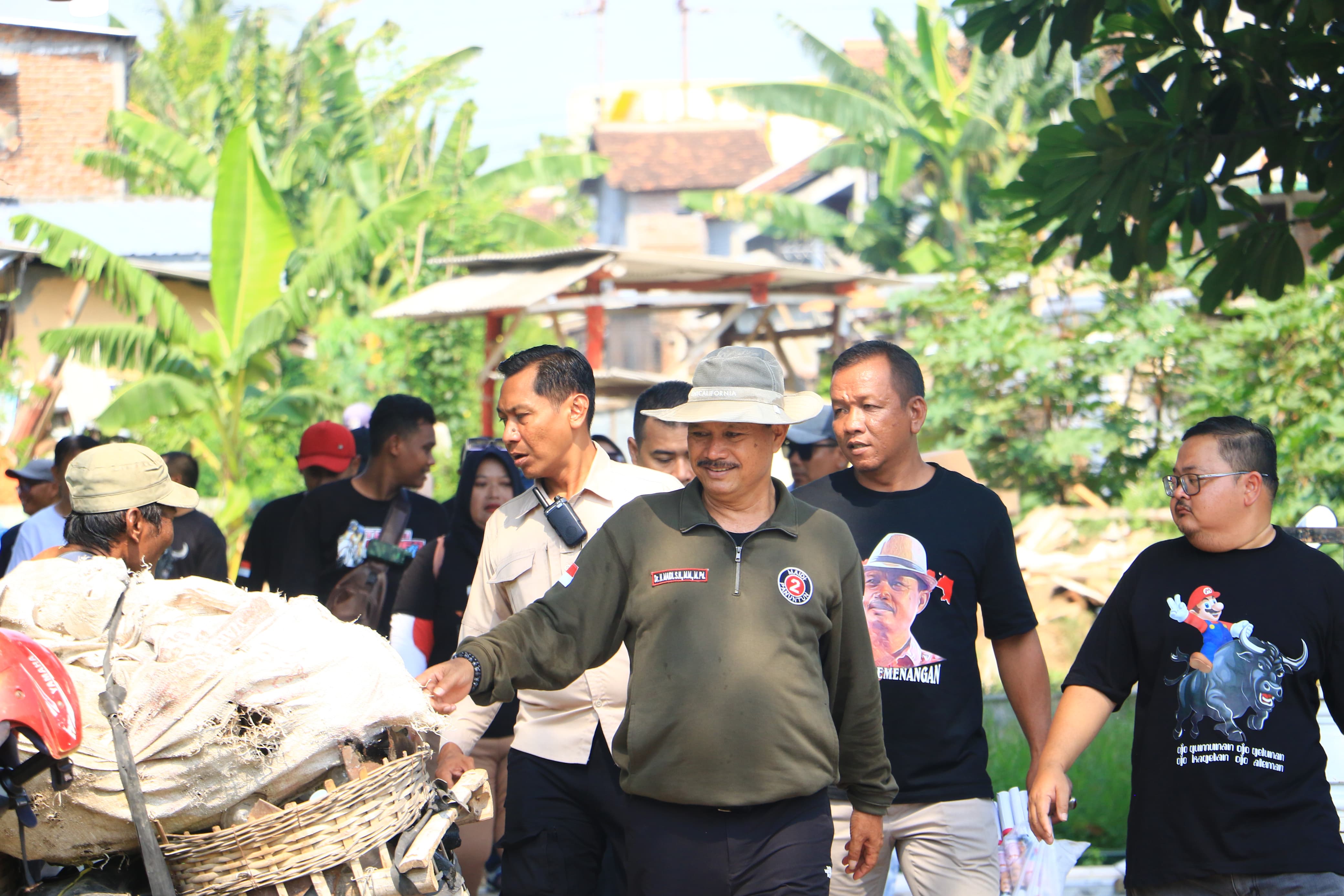 BEBERKAN PROGRAM: Cawali nomor urut 02 Maidi menyapa warga yang tinggal di Jalan Sikatan, Kelurahan Nambangan Lor kemarin (7/11). (BAGAS BIMANTARA/RADAR MADIUN)