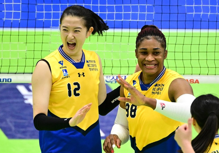Moma Bassoko dan Lee Da-yeon tampil bagus hari ini.