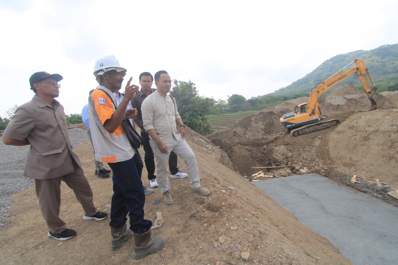 INSPEKSI: Anggota Komisi A DPRD Magetan menggelar sidak pembangunan sirkuit balap di Parang, Jumat (8/11).&nbsp;(AJI PUTRA/RADAR MADIUN)