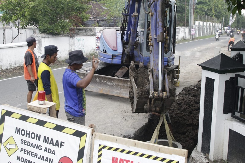 CEGAH BANJIR: DPUPR Kota Madiun normalisasi saluran air kanggo mbalekake fungsine. (DOKUMEN/RADAR MADIUN)